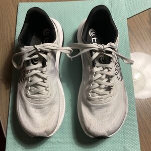 TOPO ATHLETIC AURA ROAD RUNNING SHOE.  MEN’s size 10. GREY. V GOOD CONDITION!